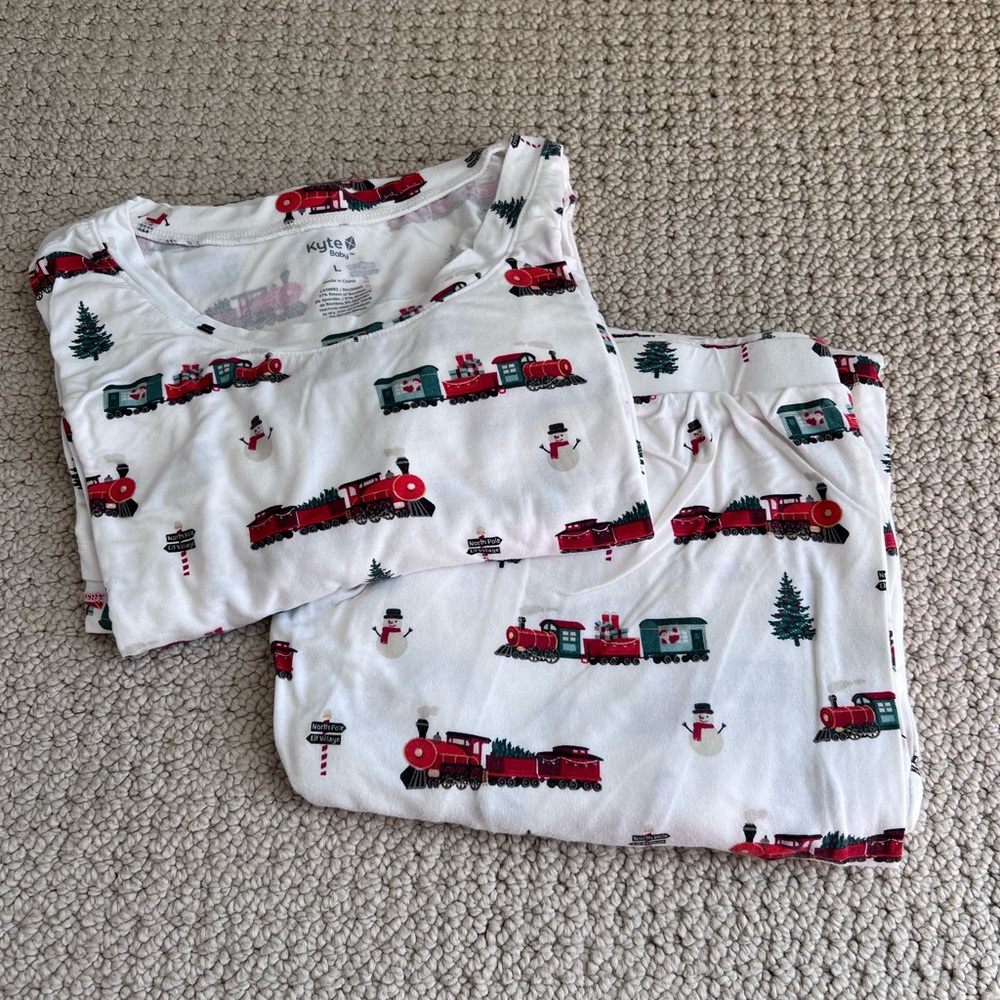 Kyte Baby Women’s Jogger Pajama Set Festive Train Print